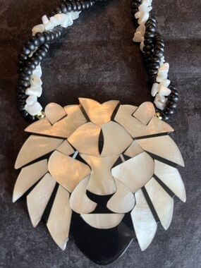 Vintage Lee Sands Black & White Lion Pendant Necklace